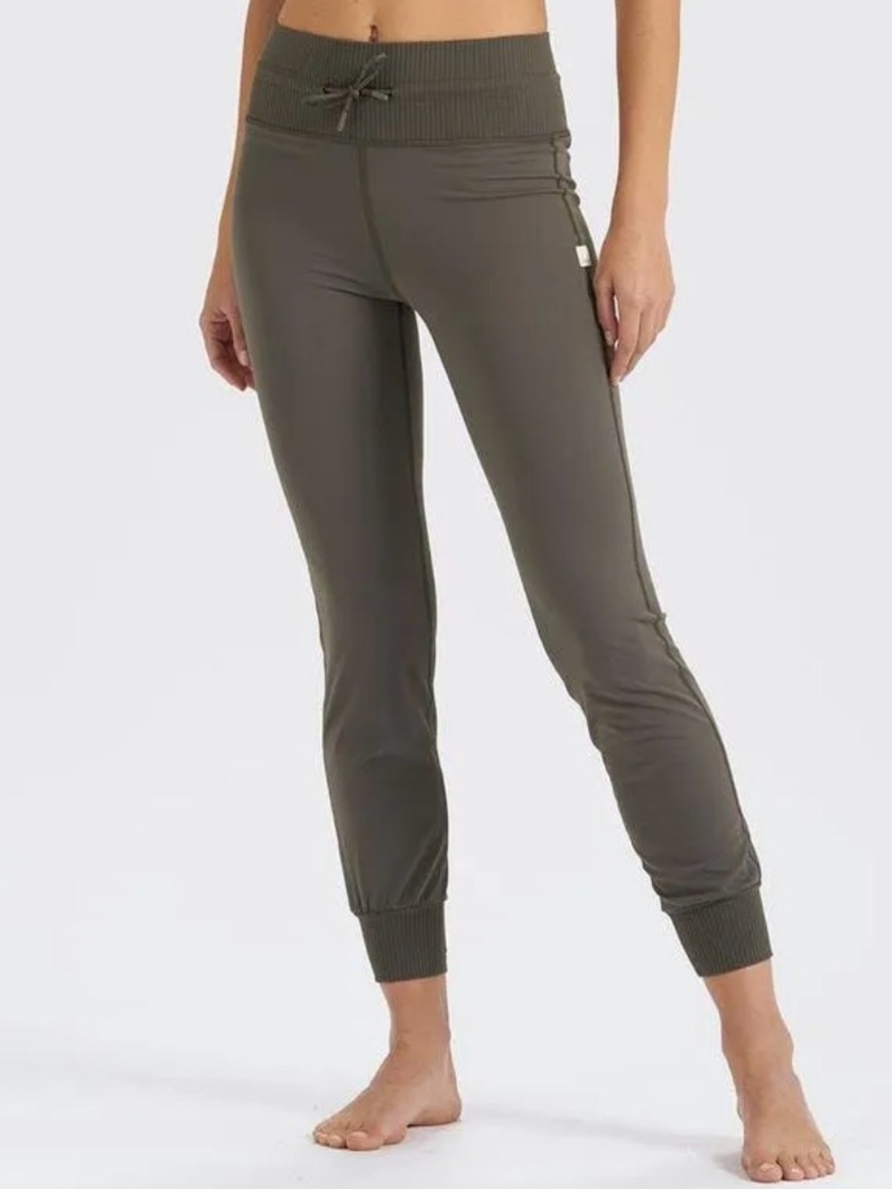 VUORI Drawstring Waist DAILY JOGGERS in Oregano Olive Green Large